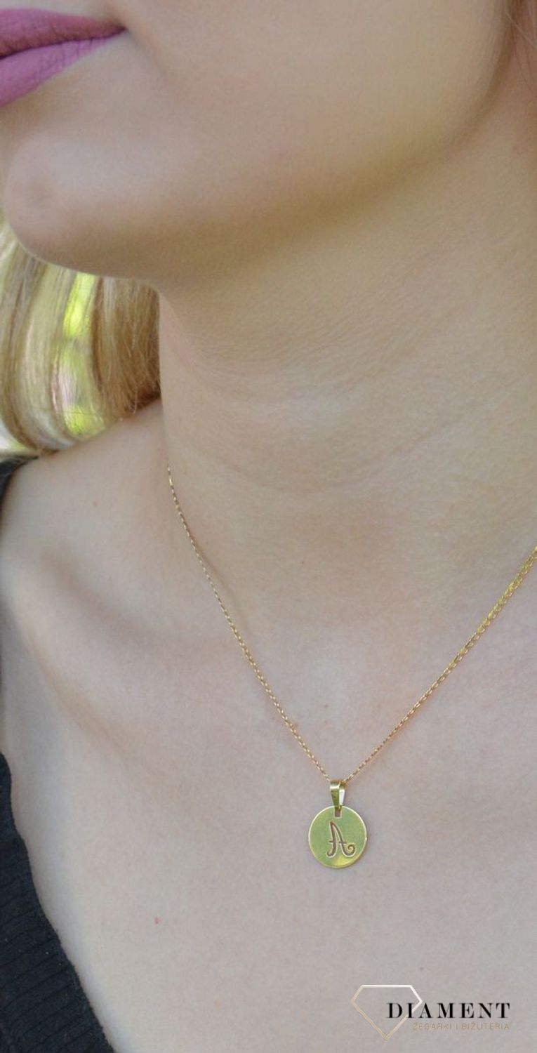 Złota zawieszka 585 z literką A ZA 4978A. modna złota zawieszka wykonana z najwyższej próby złota 585. Zawieszka w kształcie litery A. Zawieszka Siwiec, Rozenek Idealny pomysł na prezent.  Literka A. Zawieszka A..jpg